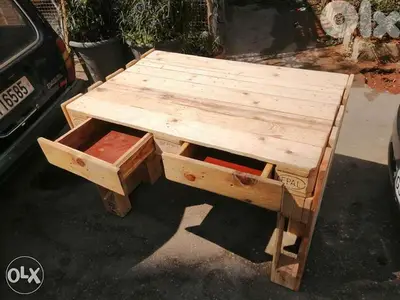 Pallets Table wood with trays طاولة طبلية مع جوارير