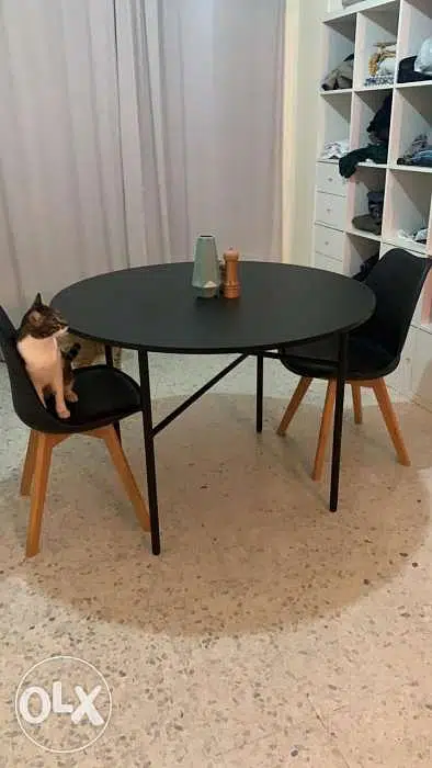 New round Dining table