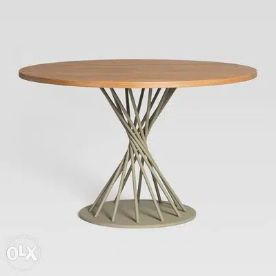 Round dining table