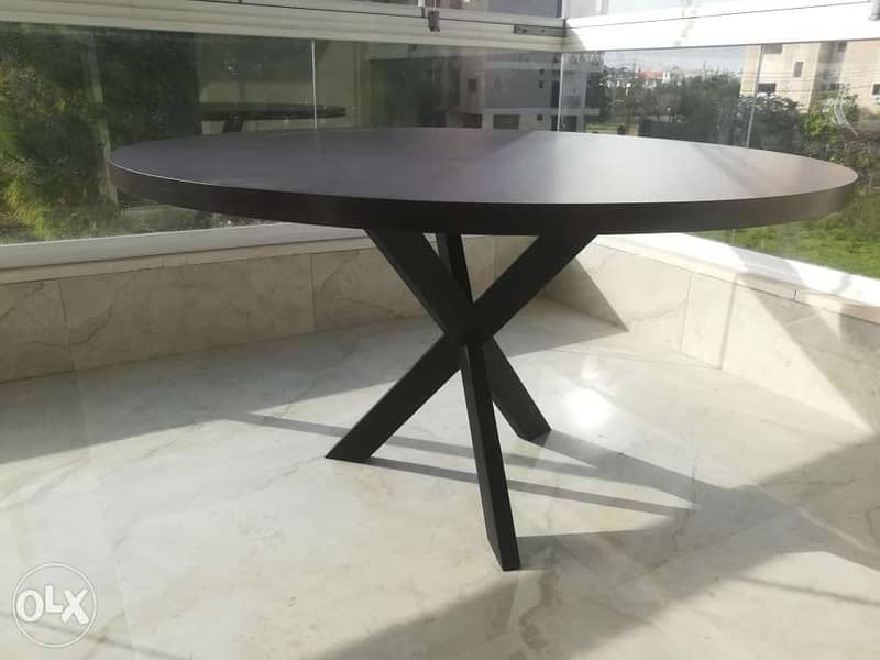 Round dining table 0