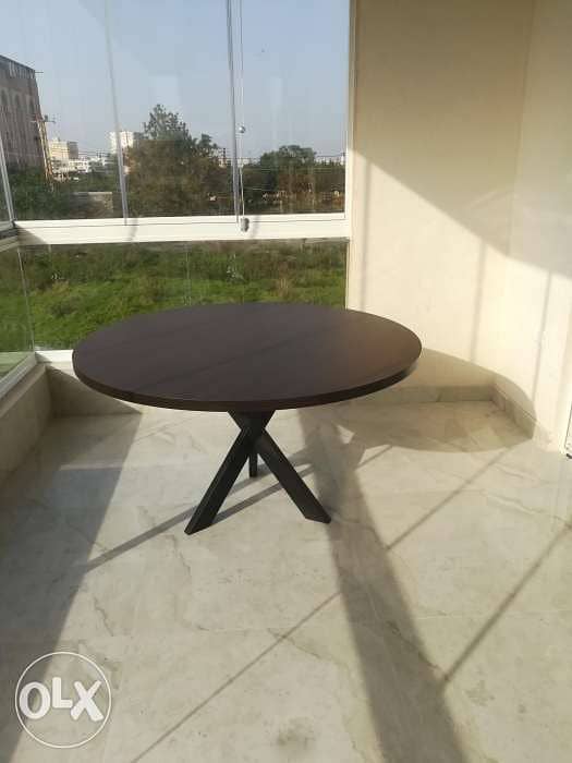 Round dining table 1