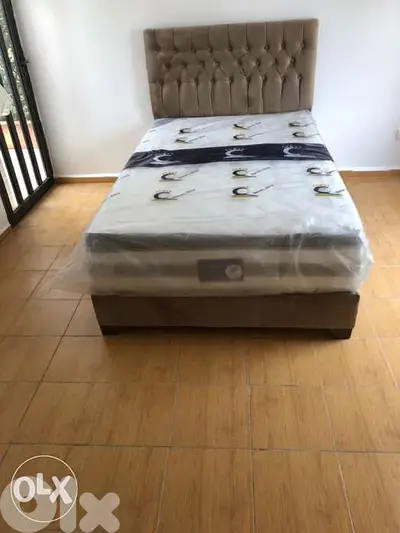 تخت مفرد ونص مع فرشه طبيه