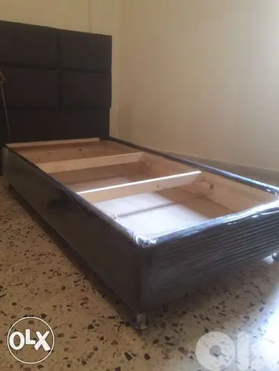 تخت مفرد منجد مع ضهر وصندوق وفرشه