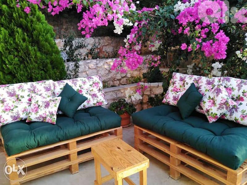 Pallets & furniture 0