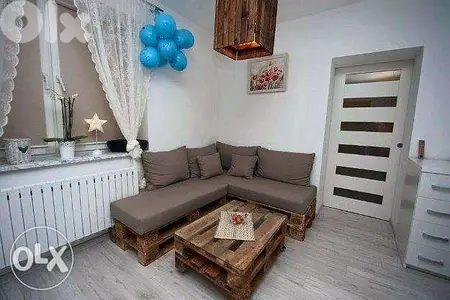 غرفة جلوس طبالي مع فرش indore pallet set with table and pillow