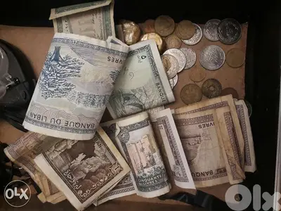 عملات قديمة ورق ومعدن