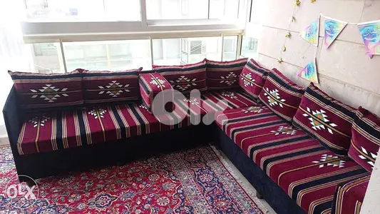 قعدات عربيه على الخشب وعلى الارض