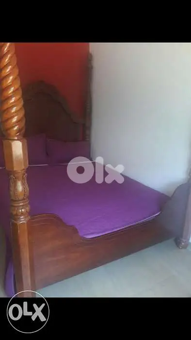 تخت ملكي خشب زين شبه جديد حفرر حالة جيدة جدا"
