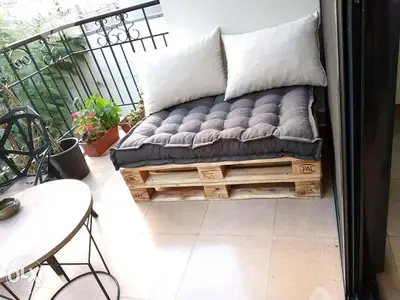 Pallet with cushion and pillow طبلية مع فرش