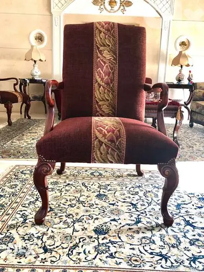 أزواج كراسي وكنابيات أنتيك مشكًّل من عدّة موديلات
