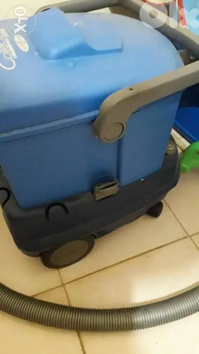 مكنسة سجاد  وارض ،تنظف،  وتشطف الغبار والمياه بحالة جيده.