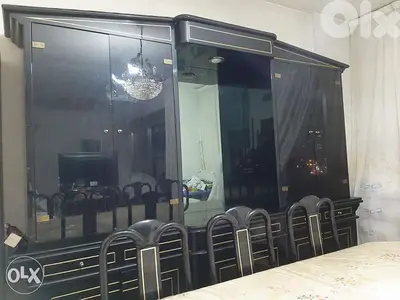 للبيع غرفة سفرة مع طاولة 8 كراسي خشب غالي. . . . . . .