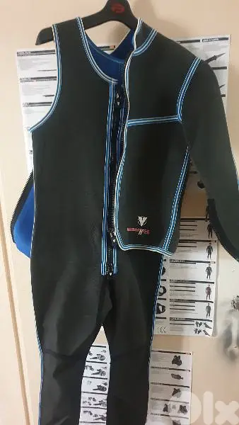 2 pieces 4mm meduim wet suit diving