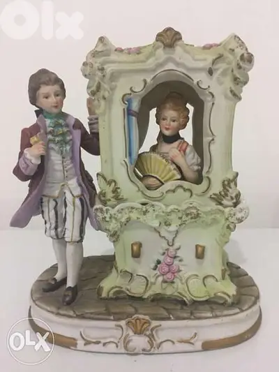 beautiful porcelaine statue depicting nobles