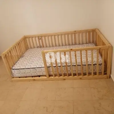 baby bed with safety frame تخت اطفال مع حماية خشب