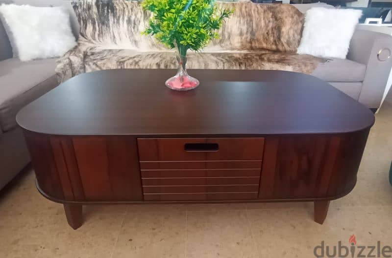 center table.    طاولة نصف 0