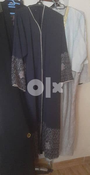 عباءة  كحلية مطرزة  جميلة مسكرة وممكن   مفتوحة 0