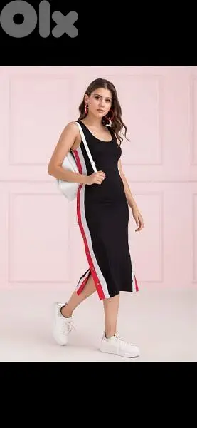 dress aswad . ahmar w abyad 3ala janeb s to xxL