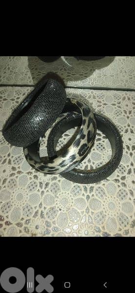 bracelet  bracelets high quality 2 black,1 leopard 2=15$ 3