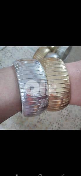 bracelet  2 colours 2=15$ 8