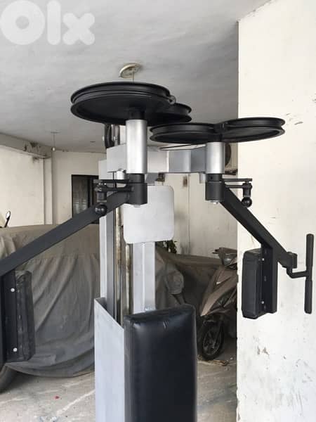 seated pec rear delt machine like new 70/443573 RODGE 2