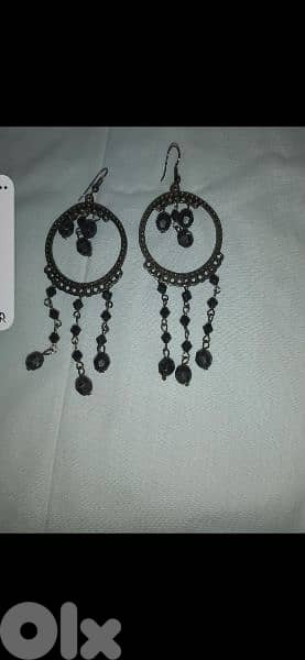pick 3 earrings for 3= 15$ 2
