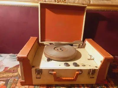 مشغل اسطوانات أنتيك للديكور