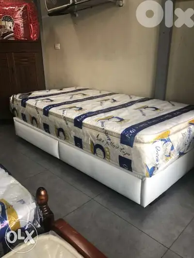 تخت مفرد منجد مع جارورين وفرشه