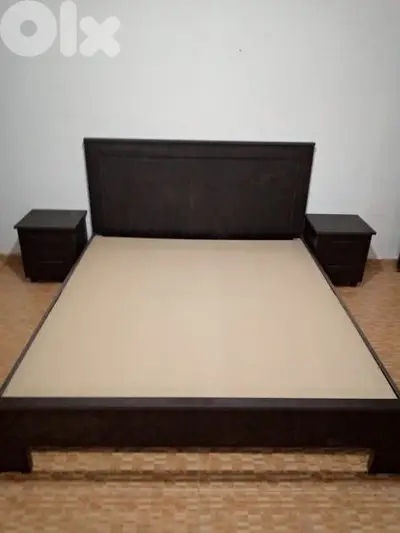 تخت مجوز مع كمدينات صغار