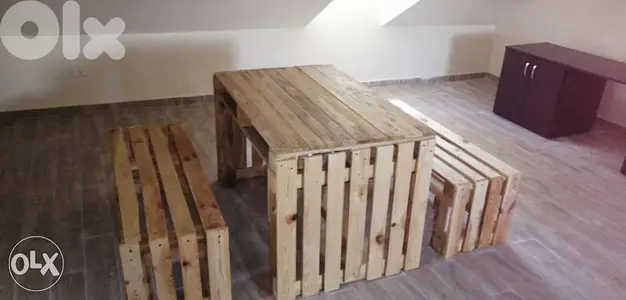 Pallets table with banches indoor طاولة طبالي مع مقعد