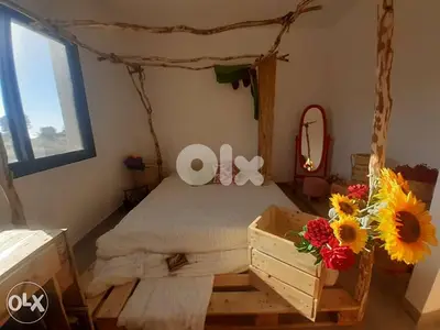 Creative natural bedroom bed with tree branch تخت طبالي مع خشب شجر