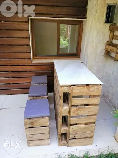 Outdoor pallets wood bar with chairs بار خشب طبالي مع كراسي