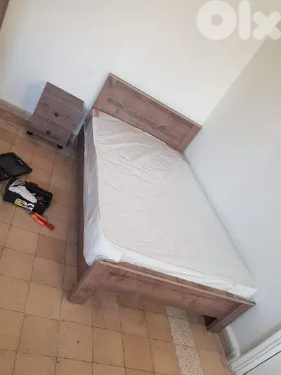 تخت مفرد مع كمدينة