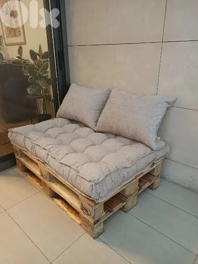 oitdoor pallet sofa with cushions صوفا طبليات مع فرش