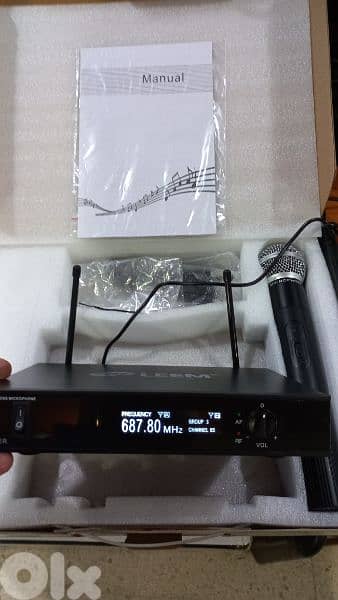 wireless microphone single handled,brand leem,new in box,687 mhz 0