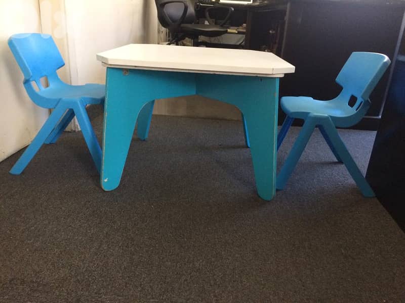 Kids Table and Chairs 0