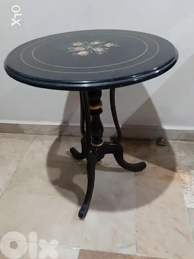 طاولة صغيرة للصالون عليها رسومات. . Sold