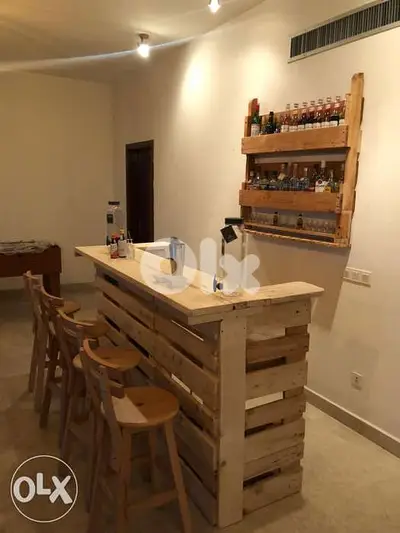 Large stand up and wall bar without chairs palettes style بار ارض وحيط