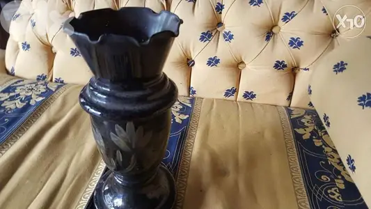 مزهرية لون أسود وردي رسم