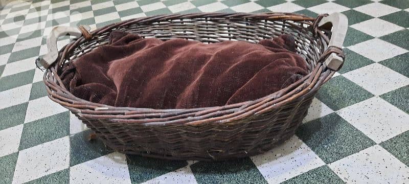 Pet bed. Basket with couch. 1
