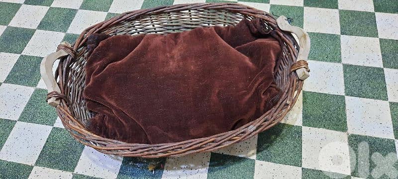 Pet bed. Basket with couch. 0
