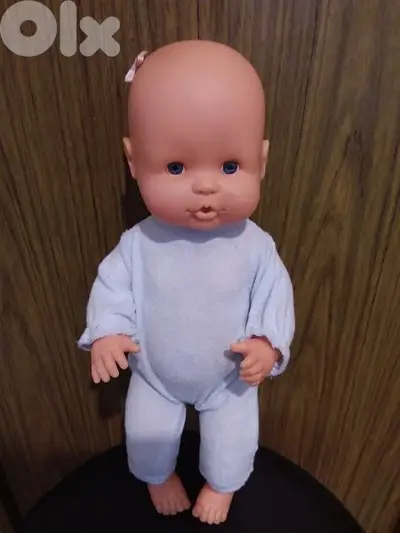 FAMOSA BABY GIRL original barely used Big & wearing toy still good=21$
