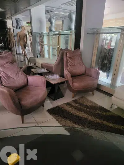 للبيع ٢ فوتوي برجير مع طاولة