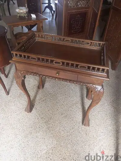 طاولة مع جارور اندونيسي