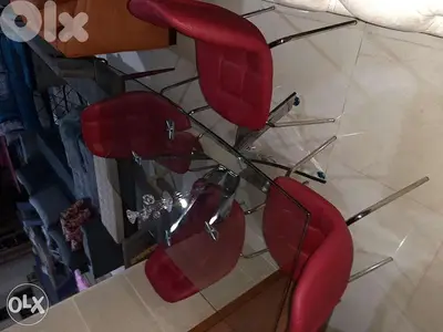 طاولة و ٤ كراسي