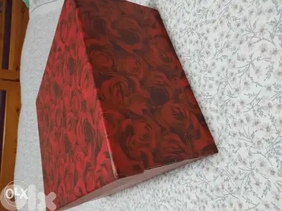 Gift box red flowers. علبة للهدية Gift box red flowers. علبة للهدية