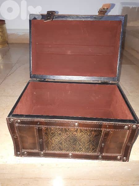 leather box in very good condition 0