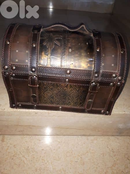 leather box in very good condition 1