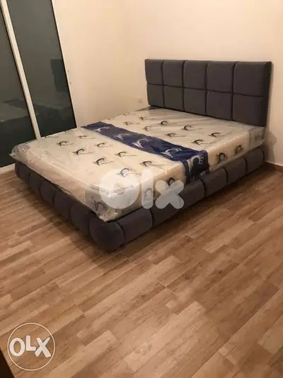 تخت مجوز منجد مع ضهر وكعب منفخ