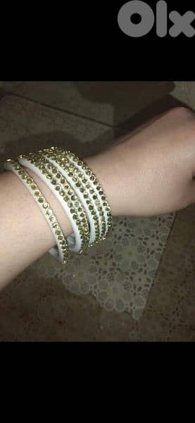 plastic brac3lets 6 colours strass all over 5=15$ 2